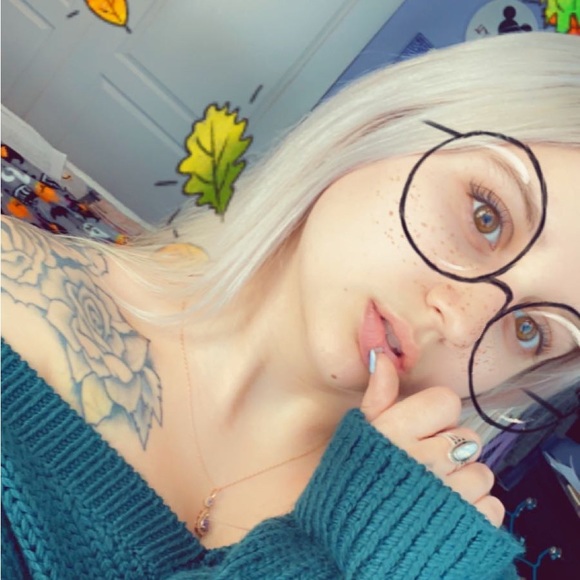 Meet your Posher, Danielle - Picture 1 of 1